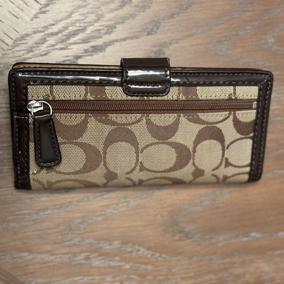 Coach bifold Wallet with front twist lock - Picture 2 of 8